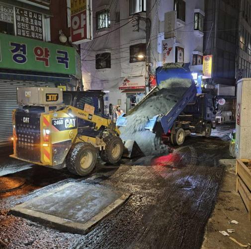 종로구는 이달 상인, 주민 보행 안전을 위해 창신골목시장 일대 노후도로 정비를 완료했다.(사진: 공사 진행 모습)
