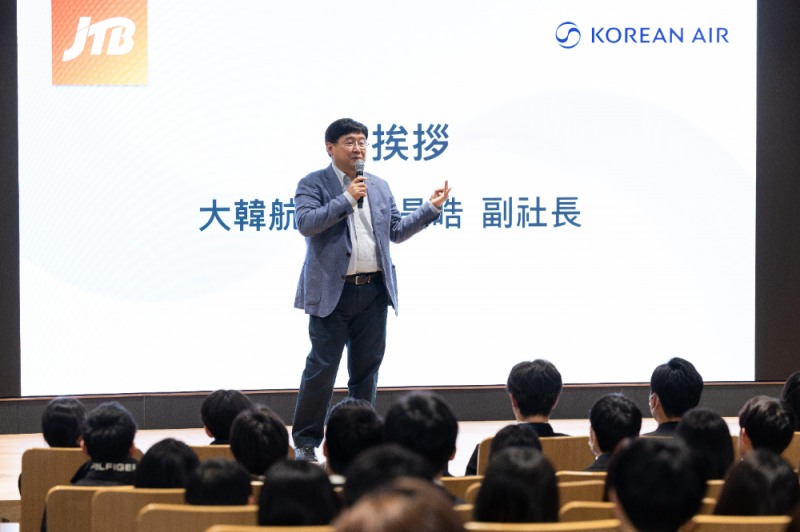JTB 신입직원 견학 행사에서 인사말을 하고 있는 최정호 대한항공 영업총괄 부사장.(사진=대한항공)