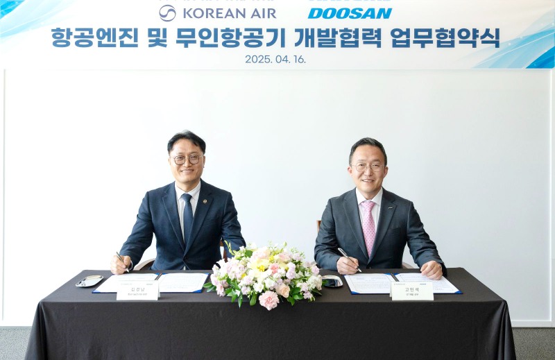 김경남 대한항공 항공기술연구원장(왼쪽)과 고민석 두산에너빌리티 GT개발 담당(오른쪽)이 기념 촬영하고 있는 모습.(사진=대한항공)