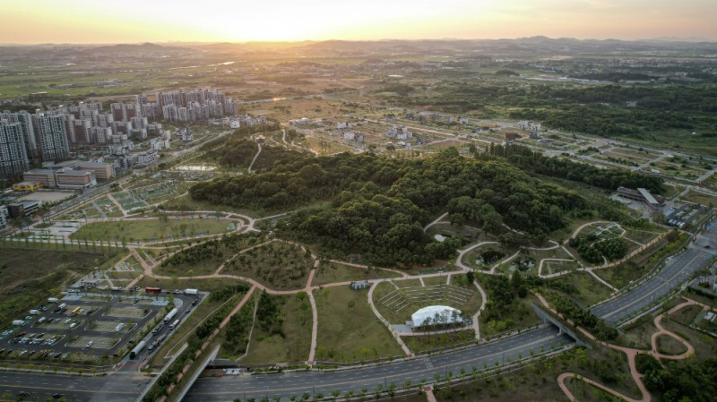 지난해 개장한 평택고덕 함박산 근린공원 도시숲 전경.(사진=LH)