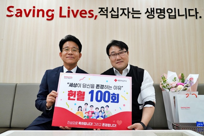 (왼쪽부터)최인규 부산혈액원장과 최정웅 의원이 기념촬영.(제공=최정웅 의원)