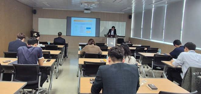 특별보호관찰위원들을 상대로 설명회를 갖고 있다.(사진제공=춘천보호관찰소)