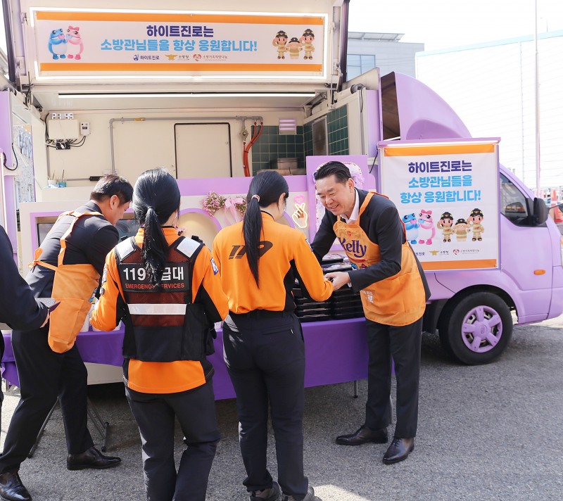 하이트진로, 전국 소방서 대상 감사의 간식차 지속 운영