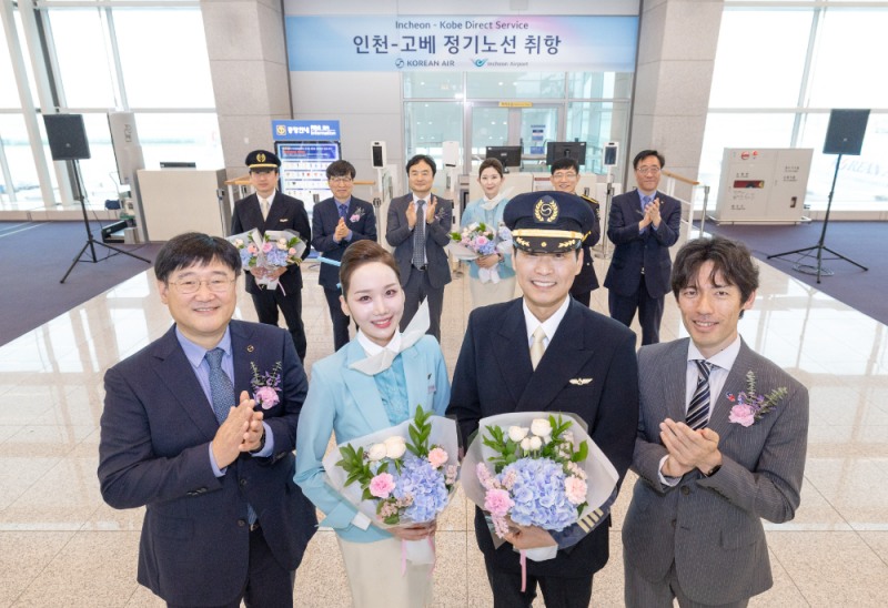 대한항공 최정호 부사장(왼쪽에서 첫 번째), 시미즈 유이치 일본정부관광국 서울사무소장(오른쪽에서 첫 번째) 등 주요 관계자들이 KE731편 운항·객실 승무원들과 기념사진을 촬영하는 모습.(사진=대한항공)