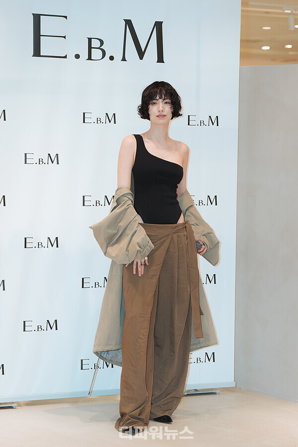 나나,E.B.M오픈1주년포토월행사