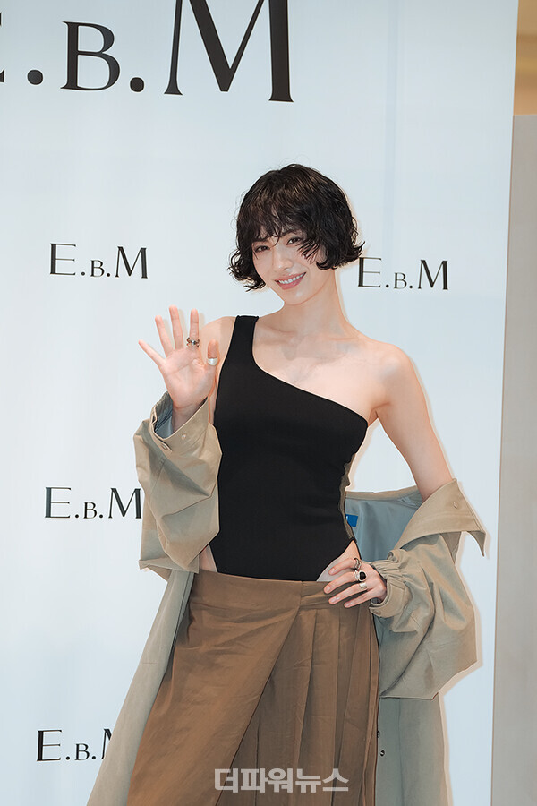 나나,E.B.M오픈1주년포토월행사