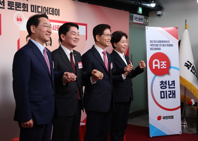 지난 17일 서울 여의도 국민의힘 중앙당사에서 열린 제21대 대통령선거 국민의힘 1차 경선 토론회 미디어데이에서 A조 경선후보인 유정복 인천시장(왼쪽부터), 안철수 의원, 김문수 전 고용노동부 장관, 양향자 전 의원이 기념촬영을 하고 있다. 사진=연합뉴스