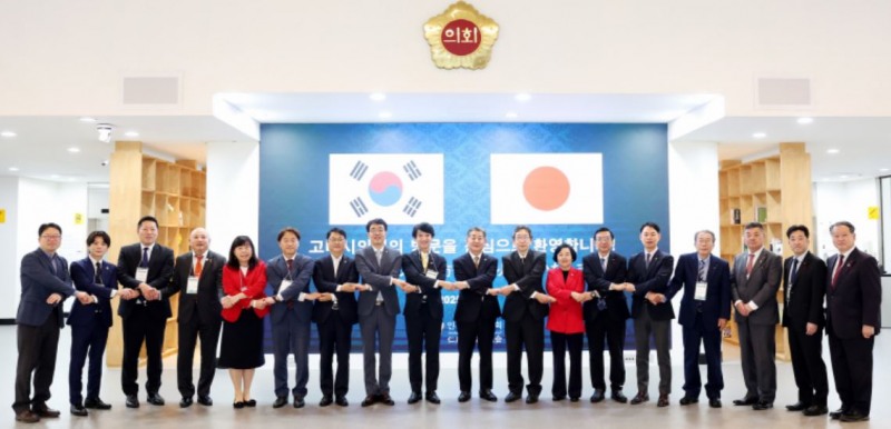 인천광역시의회 의원들과 일본 고베시의회 의원들이 문화적 공통점을 바탕으로 한 정책 협력을 이어가기로 논의한 후 기념촬영을 하고 있다ㅣ