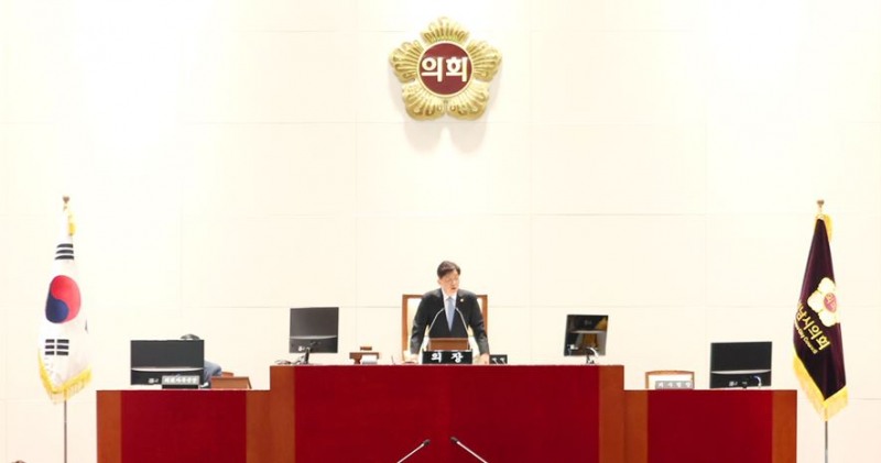 안광림 성남시의회 의장 직무대리 부의장이 제302회 성남시의회 임시회 개회를 선언하고 있다.