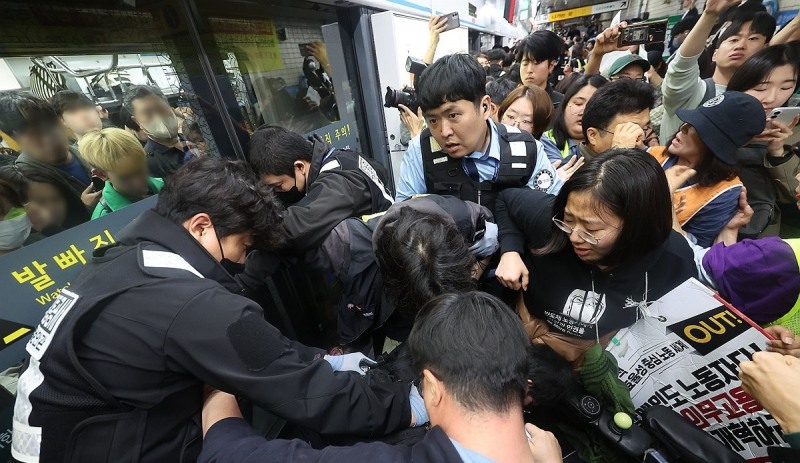 지하철 탑승 시도하는 전장연(사진=연합뉴스)