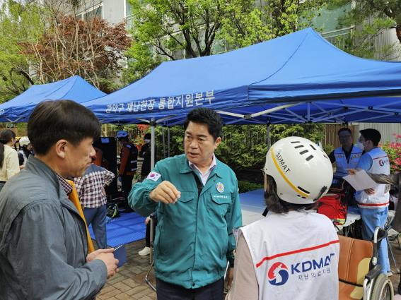 재난현장 통합지원본부에서 화재 현장을 확인하는 박준희 관악구청장(가운데)