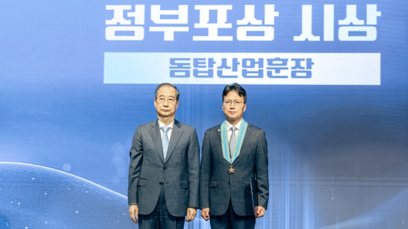 왼쪽부터 한덕수 대통령 권한대행 국무총리와 SK하이닉스 도승용 부사장(DT 담당). 사진=SK하이닉스