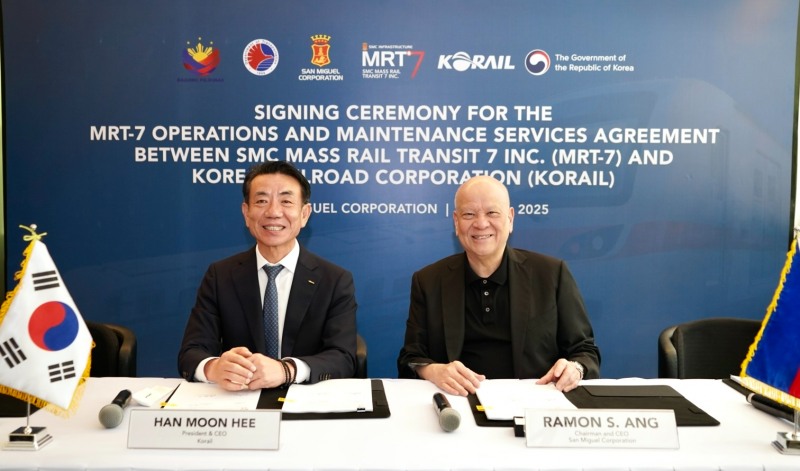 코레일이 22일 필리핀 마닐라 산 미구엘 본사에서 MRT-7 운영유지보수 사업계약을 체결했다. (사진 왼쪽부터 한문희 코레일 사장, 라몬앙 산 미구엘 회장) .(사진=코레일)