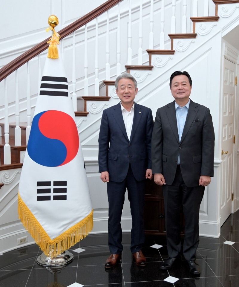강호동 농협중앙회장(왼쪽)이 4월21일(현지시간) 미국 워싱턴 D.C. 주미 한국대사관저에서 조현동 주미대사(오른쪽)와 한국 농식품의 대미 수출 확대 방안등에 대한 의견을 나눴다. 사진=농협중앙회