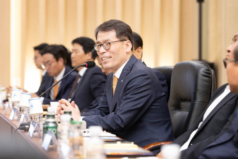 23일 안양과천상공회의소에서 열린 중소기업 현장 간담회에서 김성태 기업은행장이 중소기업 대표들과 대화 하고 있는 모습. 사진=IBK기업은행