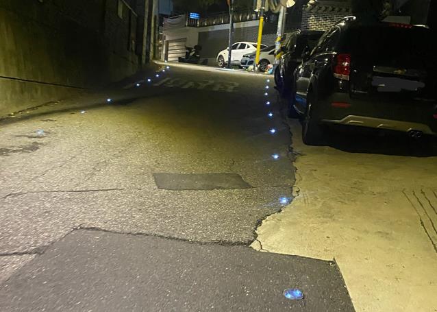 용산구, 야간 범죄 예방위해 '쏠라표지병' 설치…귀갓길 안전망 강화