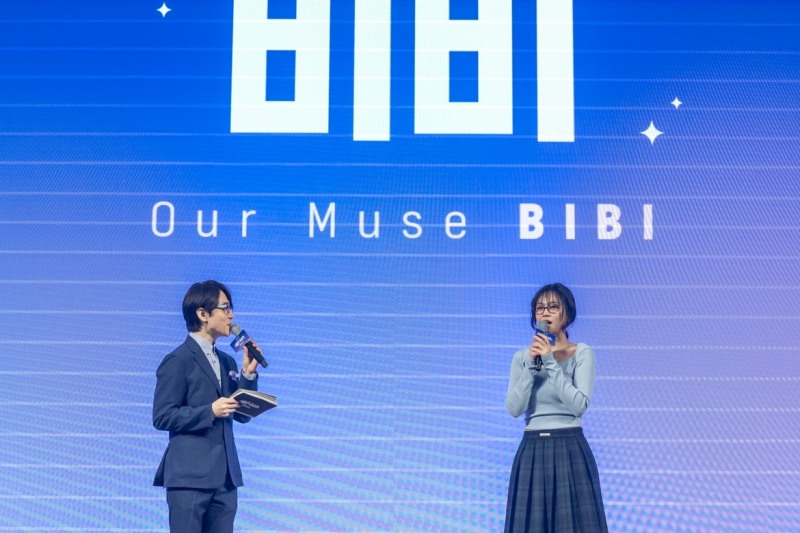 24일 열린 넷마블 세븐나이츠 리버스 프리뷰데이에서 성우 남도형(왼쪽)과 가수 비비가 대화하고 있다. 사진=넷마블