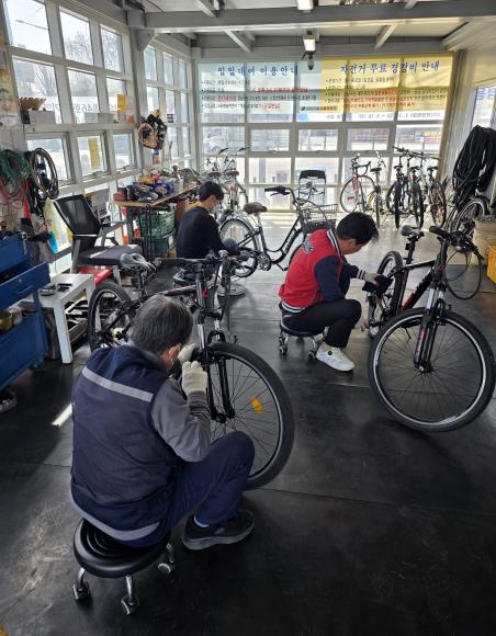 수서자전거종합서비스센터에서 자전거 수리하는 모습