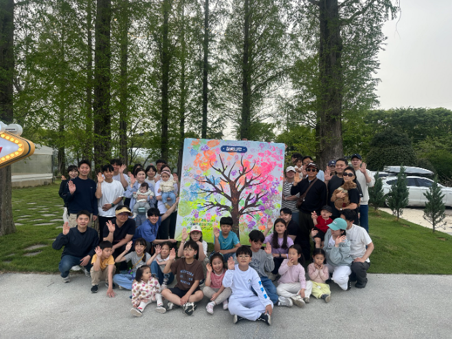 전력거래소 임직원과 가족이 함께 하는 청렴 핸드프린팅 전경.(사진=전력거래소)