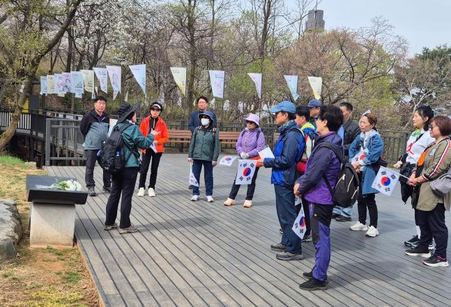 문화해설사가 망우역사문화공원 중 유관순 묘역에서 해설을 하고 있는 모습