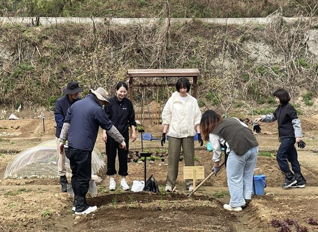 텃밭 멘토와 함께 텃밭 관리 요령을 배우는 청년 경작자들