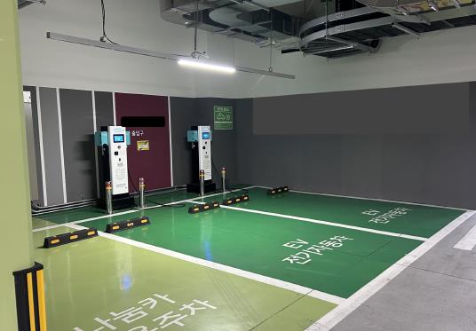 지하 주차장 내 전기차 충전시설 모습