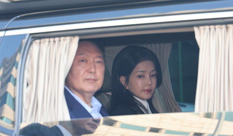 서초동 사저로 향하는 윤 전 대통령 부부(사진=연합뉴스)