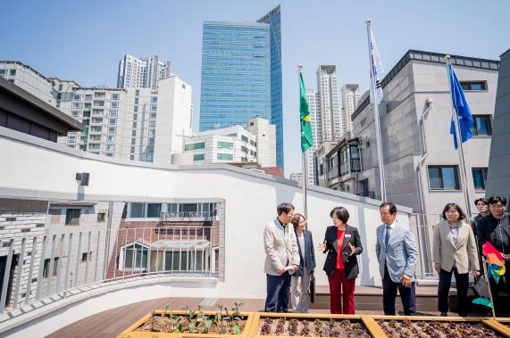 내려받기이수희 구청장(왼쪽에서 세 번째)이 경로당 옥상의 상자텃밭을 확인하고 있다