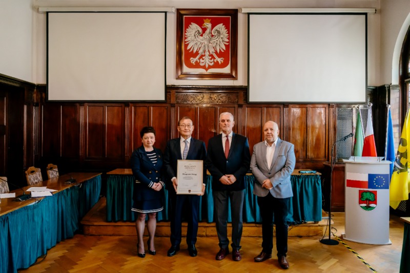 (왼쪽부터) 크리스티나 올라닌 의원, 정몽원 HL그룹 회장, 로만 쉐웨메이 시장, 크리스토프 칼리노프스키 시의회 의장이 바우브지흐시 명예시민증 수여식에서 기념 촬영을 하고 있다.(사진=HL그룹)