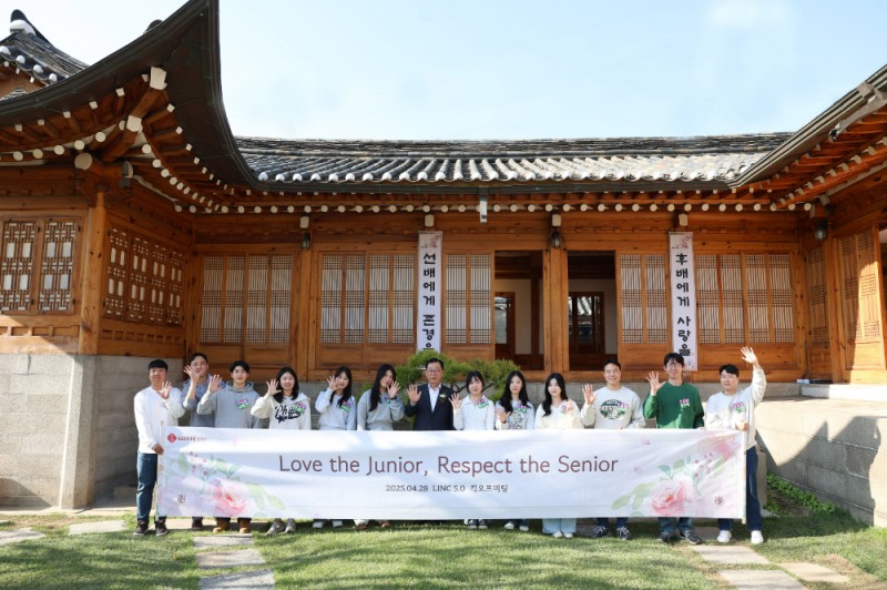 롯데건설 박현철 부회장이 주니어보드 5기 구성원들과 킥오프 미팅 후 기념촬영을 하고 있다.(사진=롯데건설)