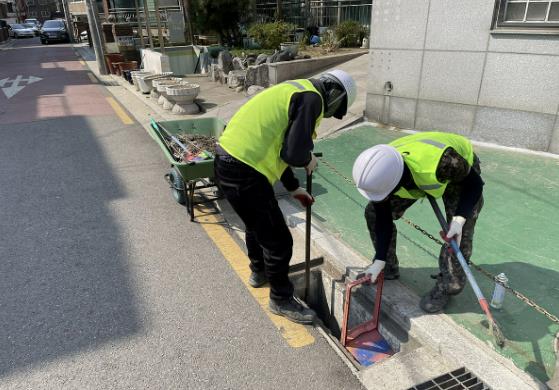 양천구, 풍수해 대비 침수취약지역 빗물받이 준설작업 중인 모습