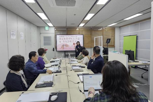 구민들이 정보화 교육에서 개인정보 노출 피해를 예방하는 방법을 배우고 있다