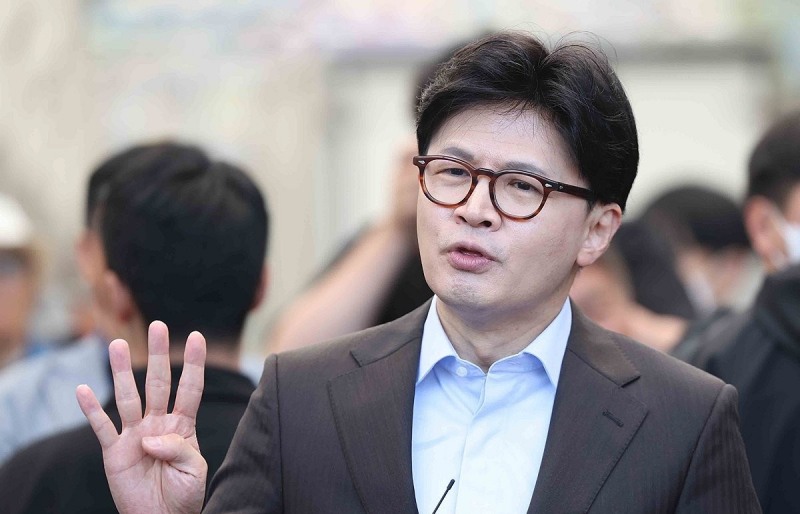 취재진 질문에 답하는 한동훈 후보(사진=연합뉴스)