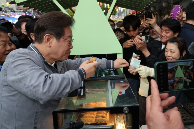 지역화폐 사용하는 이재명 후보.(사진=연합뉴스)