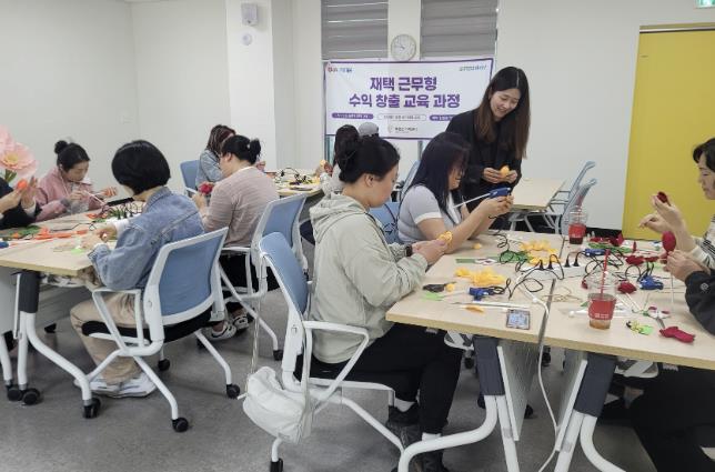 2일 태안군가족센터에서 진행된 자이언트 플라워 교육 모습.