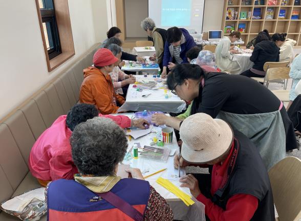 다문화 동아리와 함께 한 ‘나만의 컵 만들기’