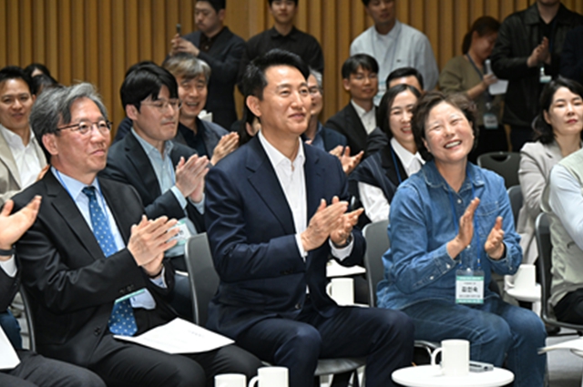 오세훈 서울시장이 7일 열린 「규제철폐 100일 성과보고회」에서 추진 성과를 청취하고 있다.