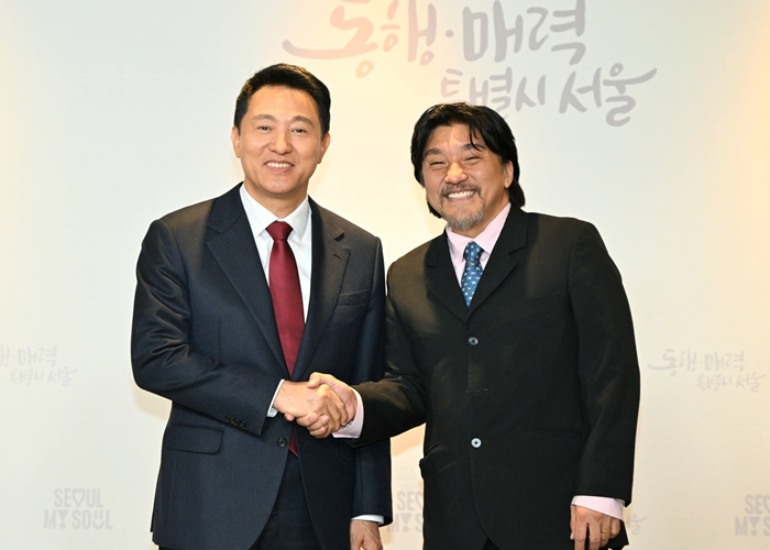 5.7. 오전 오세훈 서울시장이 서울시 홍보대사로 위촉된 에드워드 리(Edward Lee) 셰프와 함께 기념사진을 촬영하고 있다.