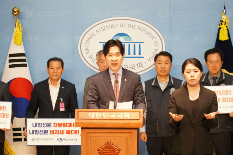 박성훈 (가운데) 국회의원 (사진=의원실)