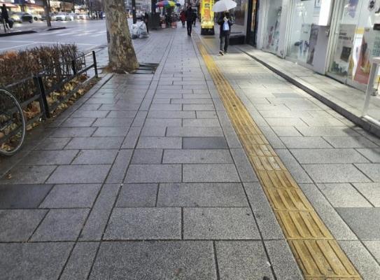 친환경 판석을 설치한 종로 보도