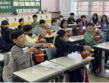 학생들이 소화기 사용법 교육에 참여한 모습