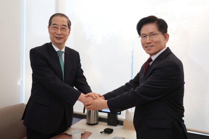 악수하는 김문수 후보와 한덕수 예비후보(사진=연합뉴스)