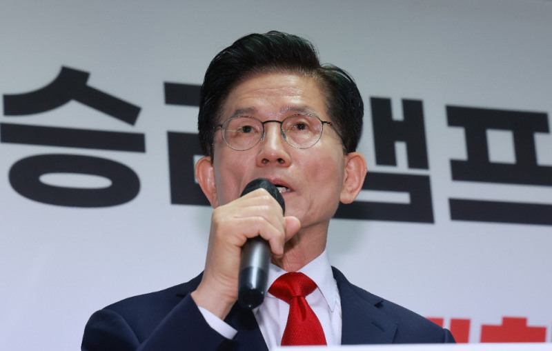 선거 캠프 사무실서 긴급 기자회견 연 김문수 후보(사진=연합뉴스)