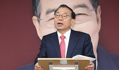 취재진 질문에 답하는 이정현 대변인(사진=연합뉴스)