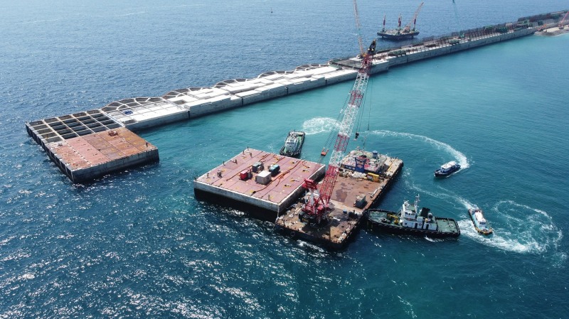 포항 영일만에서 울릉공항 건설 현장으로 운송 중인 케이슨 모습.(사진=DL이앤씨)
