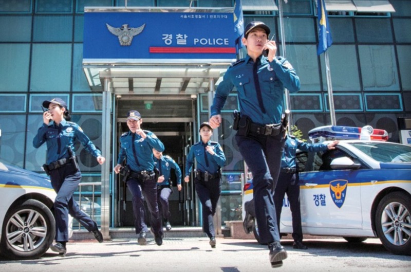 동국대 이상훈 교수의 연구에 따르면, 경찰공무원의 의사소통은 개인적 특성보다 근무환경에 더 큰 영향을 받는 것으로 나타났다. 연구 결과, 계급이 높을수록, 연령이 많을수록, 남성일수록 소통이 활발했으며, 이러한 격차 해소를 위해 근무환경 개선과 맞춤형 소통 프로그램 개발이 필요하다./ 사진=경찰청 홈페이지 이미지 캡처