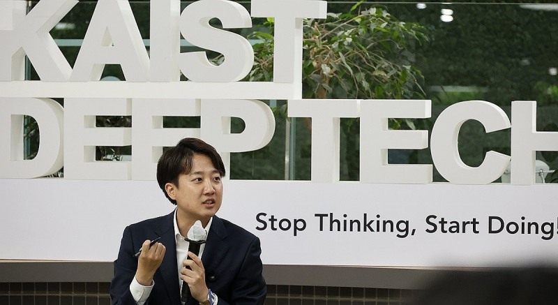 학생 의견 청취하는 이준석 대선후보(사진=연합뉴스)