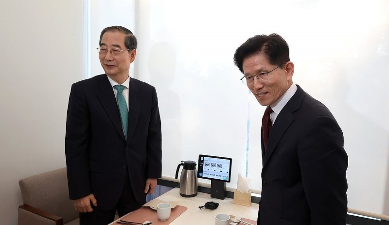 '단일화 회동'하는 김문수 후보와 한덕수 예비후보(사진=연합뉴스)