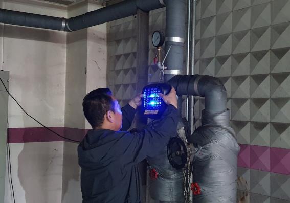 강북구가 이동형 포집기를 설치하고 있다.