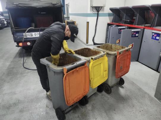 음식물 수거용기 세척